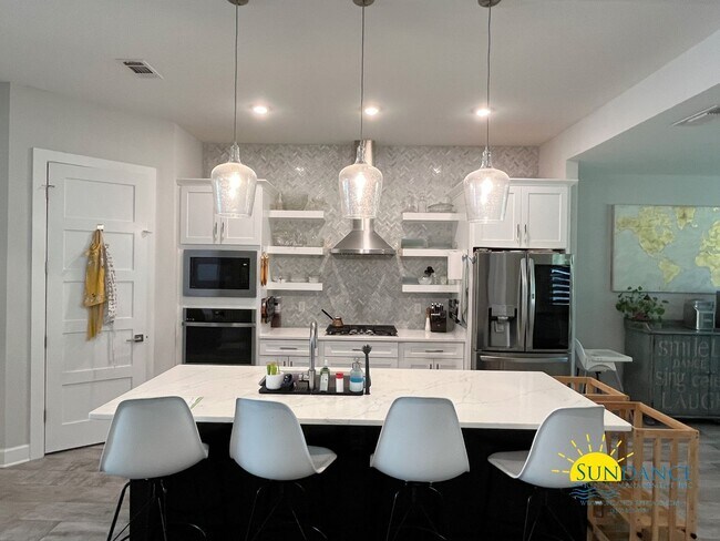 Building Photo - Efficient Solar 4-Bedroom Home in Navarre’s La Fontaine Gated Community with Deeded Beach Access!