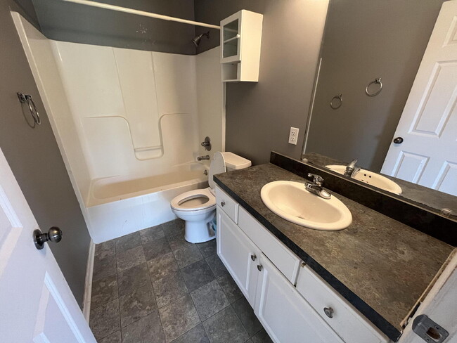 Building Photo - Spacious 4-Bedroom, 3-Bathroom House in Ca...