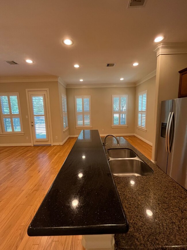 Building Photo - Wonderful 4/3.5 Townhome