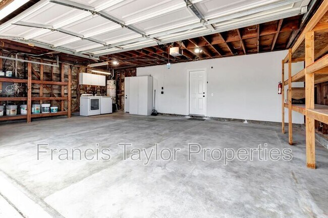 Building Photo - 568 Larchwood Dr