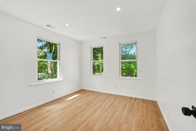 Building Photo - 3033 Barclay St