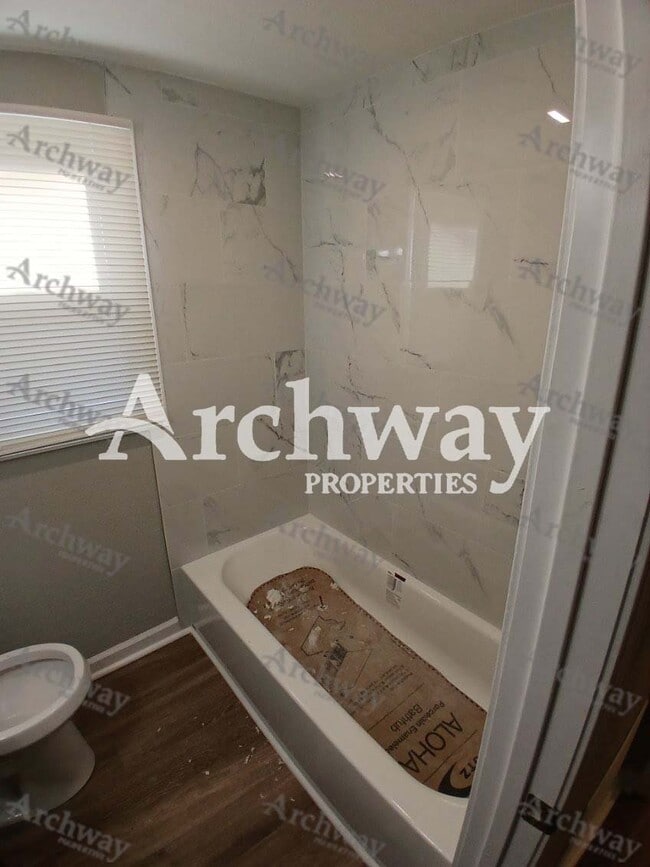 Building Photo - 913 S 11th St