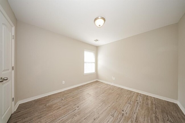 Building Photo - 9423 Peachtree Ln