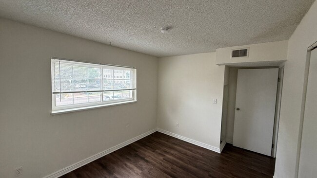 Building Photo - 3 Bedroom 2 Bathroom Condo Near Leetsdale and Monaco