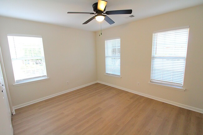 Building Photo - Newly Renovated 2 Bedroom Townhome!!