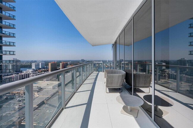 Building Photo - 17121 Collins Ave