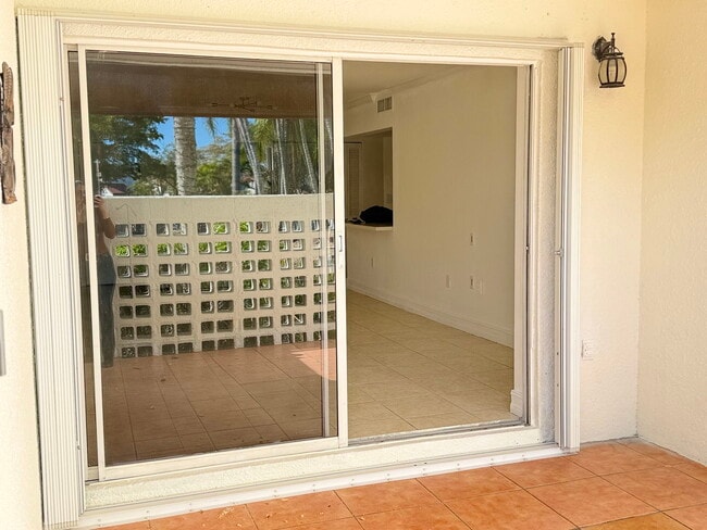 Building Photo - 9725 Fontainebleau Blvd