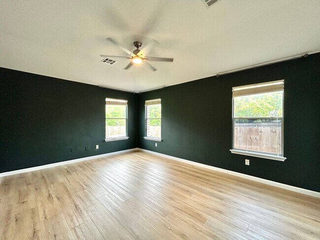 Building Photo - 3/BR 2/BA Bath Home with Fully Equipped Ki...