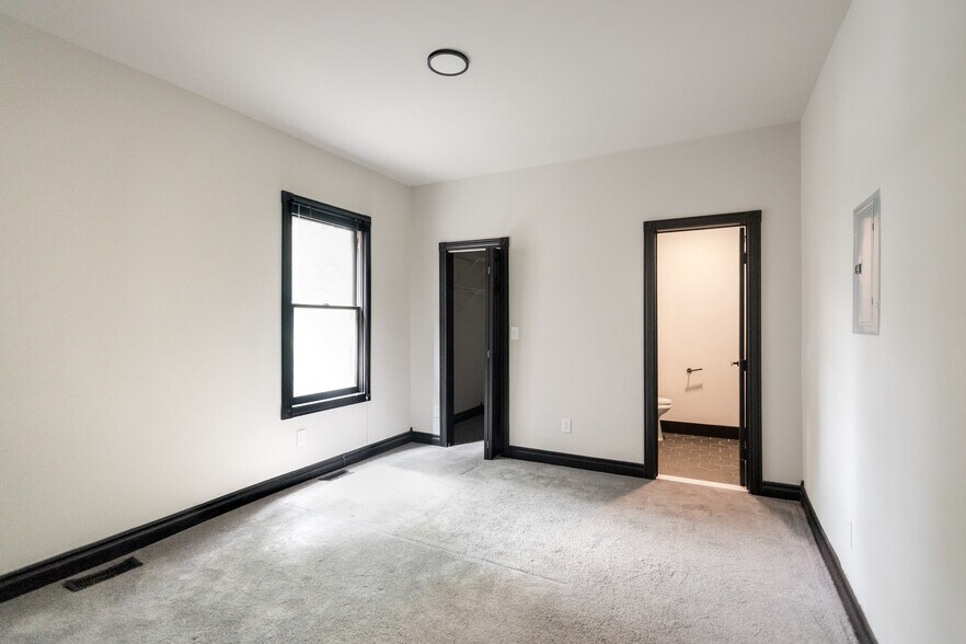 Building Photo - 4731 Trumbull St