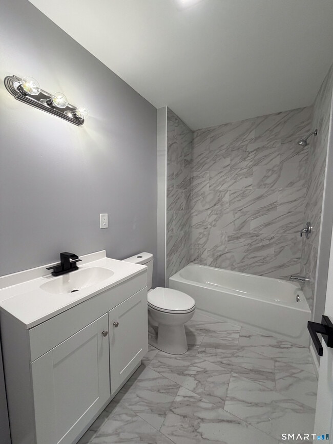 Building Photo - 228 Holly St