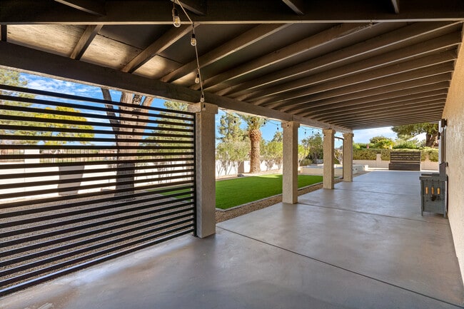 Building Photo - 2882 S Palmer Dr