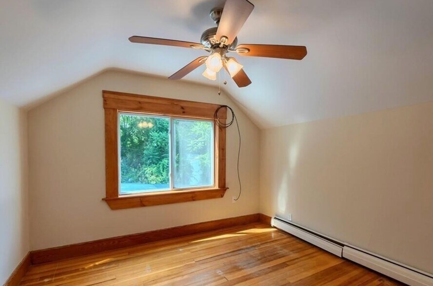 Building Photo - 142 E Meadow Rd