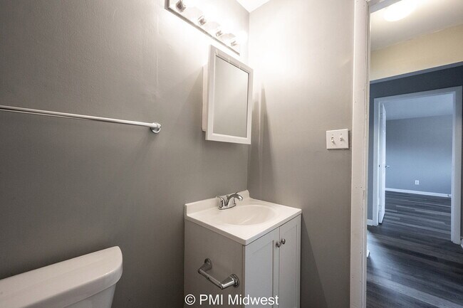 Building Photo - "Charming 2-Bedroom Apartment in Avon - Co...