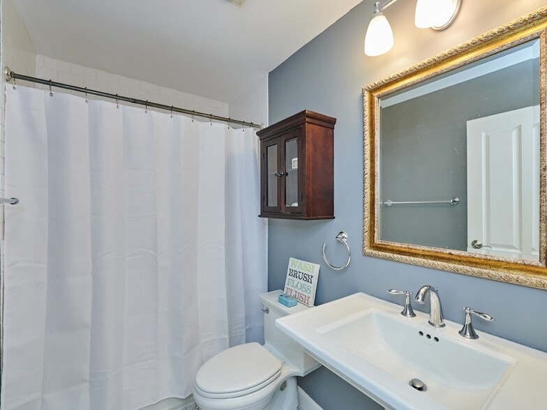 Building Photo - 106 13th St