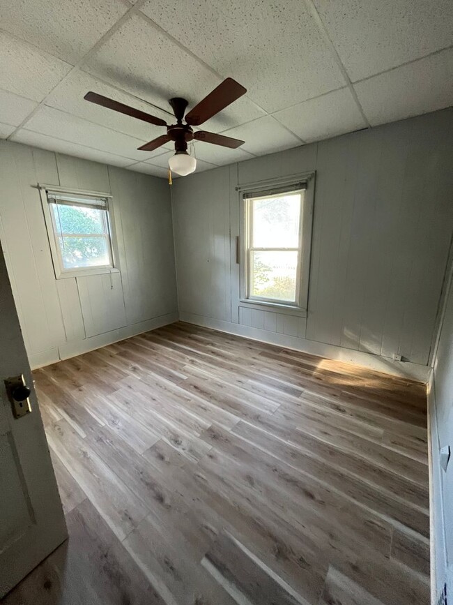 Building Photo - 2 bedroom 1.5 Bathroom House! 1/2 OFF FIRS...