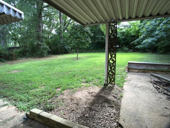 Building Photo - 3 Bedroom 2 Bath located in Brookhaven off Hargrove Road