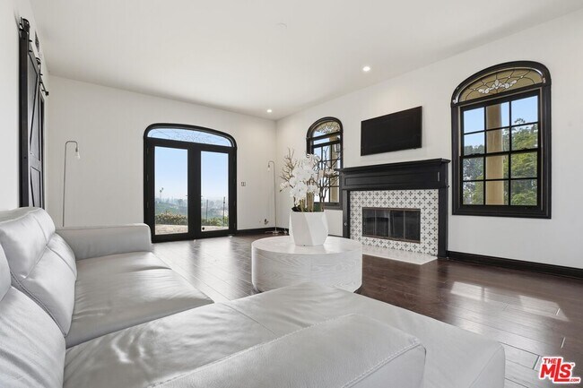 Building Photo - 1036 El Medio Ave