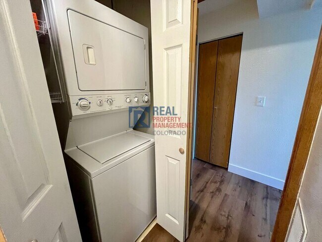 Building Photo - 9662 Brentwood Way