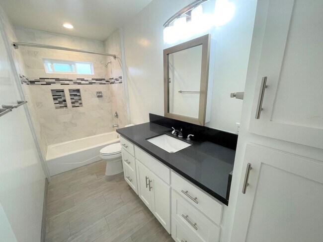 Building Photo - Remodeled Midtown Apartment w/Air Conditio...