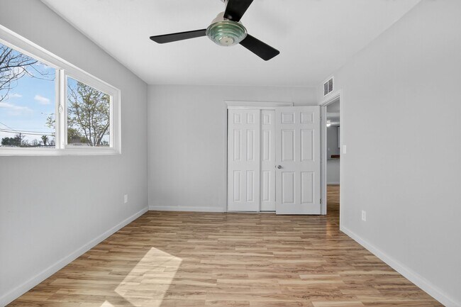 Building Photo - 1410 S 24th Ave