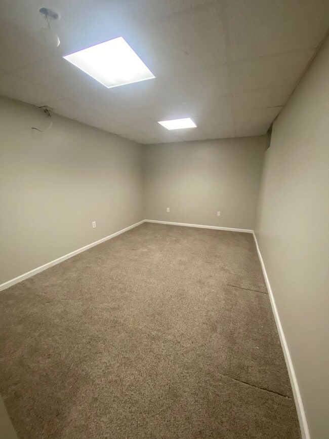 Building Photo - 640 E Village Green Blvd