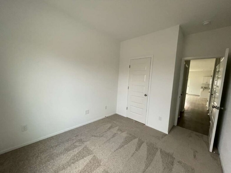 Building Photo - 6715 SW Dignity Ave