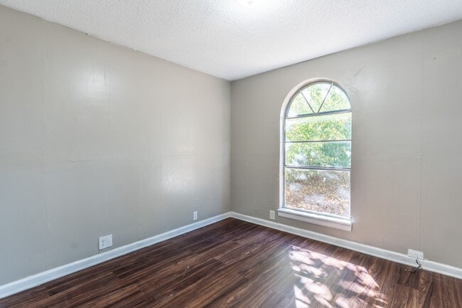 Building Photo - Charming 5-bedroom, 1.5-bathroom home