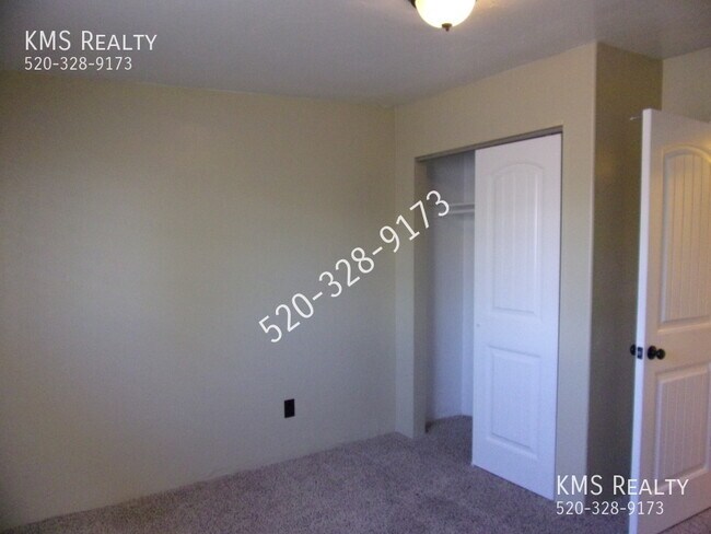 Building Photo - 5625 S Irving Dr