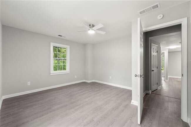 Building Photo - 5901 Ridge Dr SE
