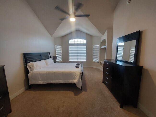 Building Photo - 4 BEDROOM 2 BATHROOM HOME 3 CAR GARAGE HOM...
