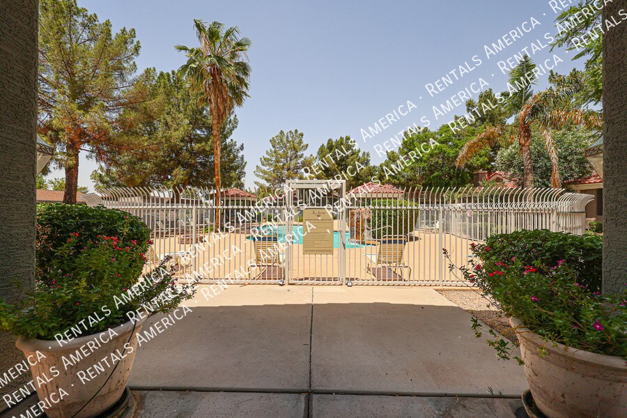 Building Photo - 2929 W Yorkshire Dr