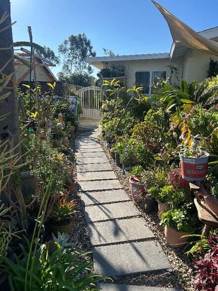 Building Photo - 4443 Estada Dr