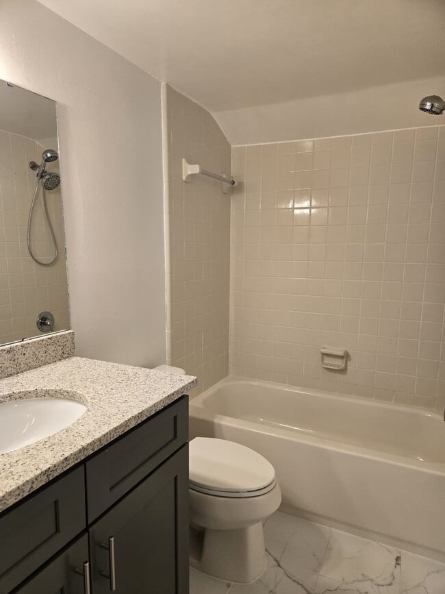 Building Photo - 2 bedroom + loft, 2 bathroom townhome near UCF