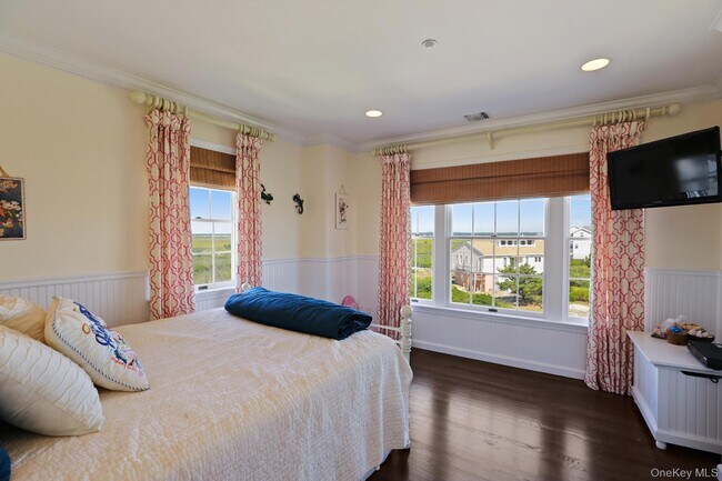 Building Photo - 949B Dune Rd