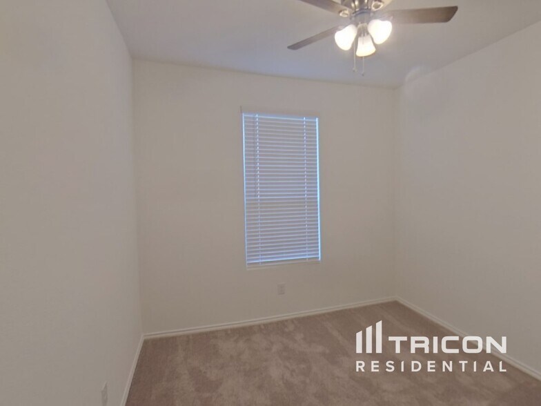 Building Photo - 2415 Carlow Ln
