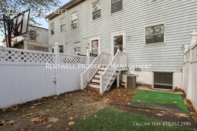 Building Photo - 872 Coates St