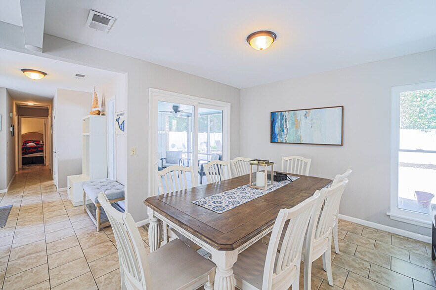 Dining room/front entrance to the left - 16 Pelican St