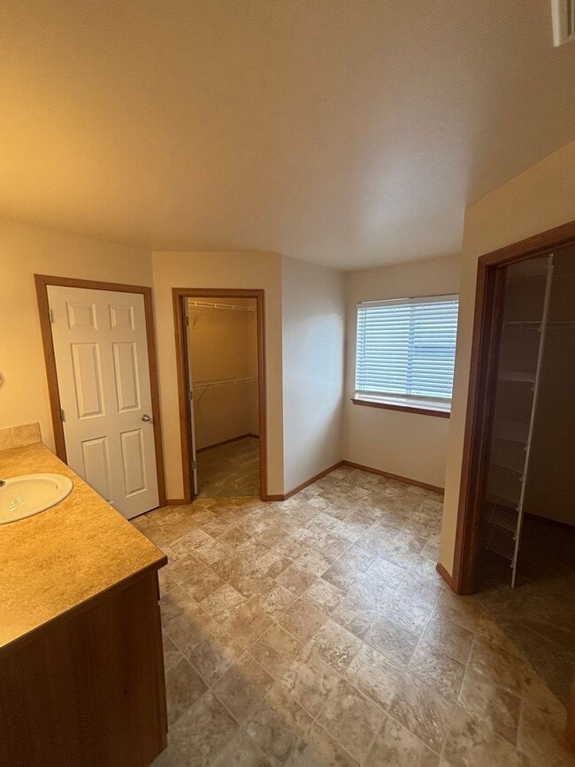 Building Photo - BEAUTIFUL HOME IN THE LANDINGS (APP#59)