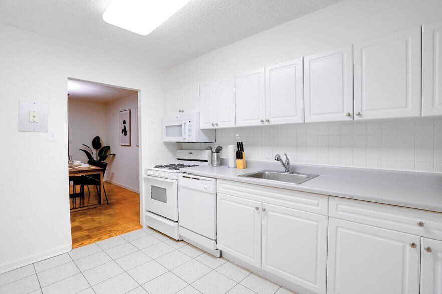 Building Photo - 320 23rd St S