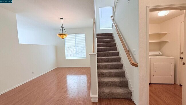Building Photo - 1023 Vista Pointe Cir