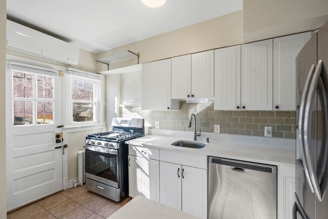 Building Photo - Capitol Hill Townhome | 3 Bed | 2 Bath | 1,350 Sf | Fenced-In Backyard