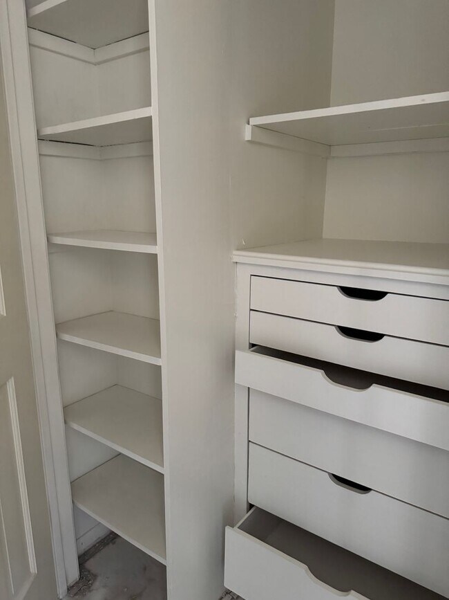 Building Photo - 636-638 Town Oaks