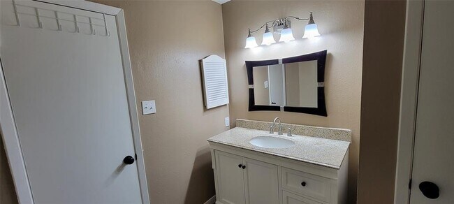 Building Photo - 6604 Montauk Dr