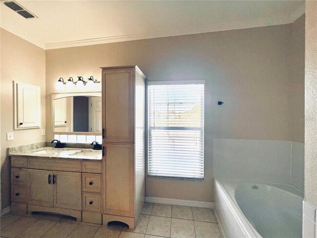 Building Photo - 124 Queens Ct