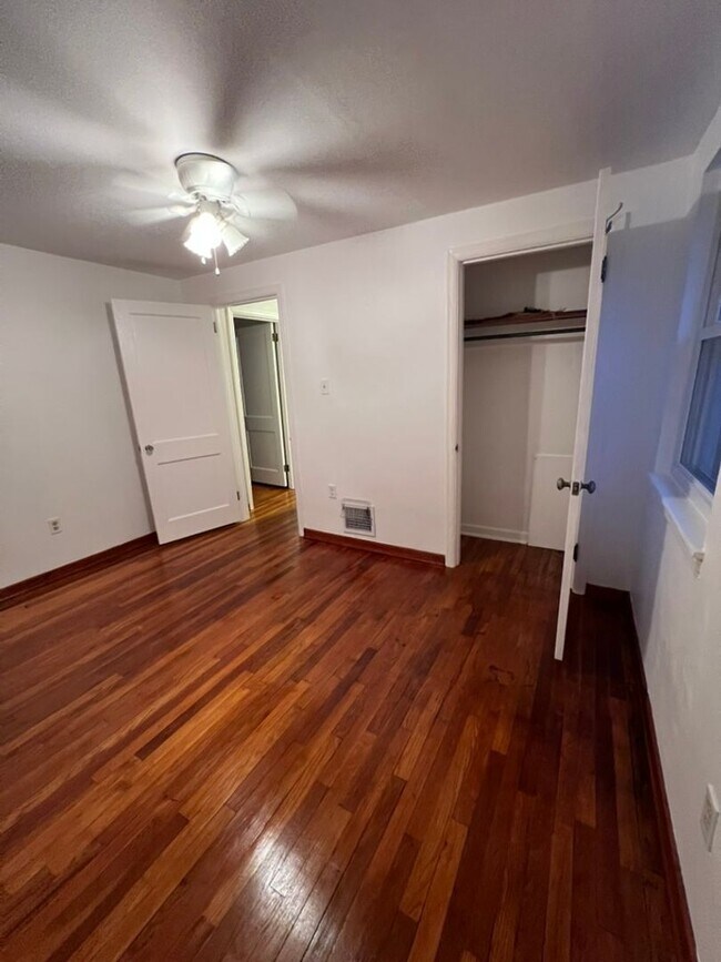 Building Photo - Updated 2 bedroom cutie in Brentwood! ** H...
