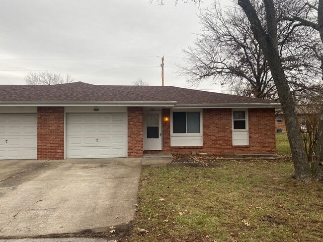 Building Photo - 3BR/1BA/1 car garage - duplex unit