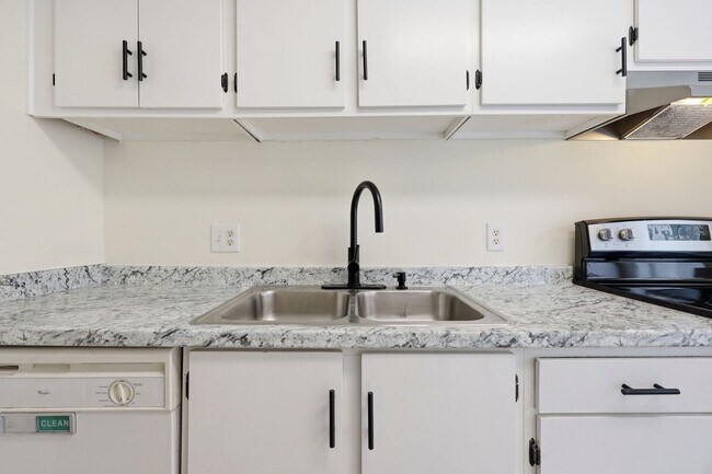 Building Photo - Updated 2BR Townhome in Prime Chapel Hill Location with Pool & Tennis!