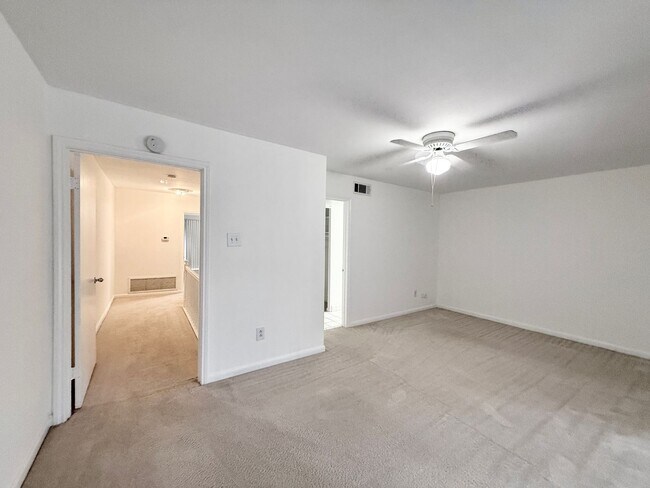 Building Photo - Modern 2/2.5/1 Townhome Across From The Me...