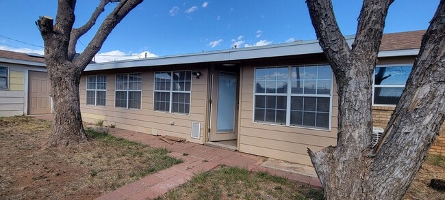 Building Photo - LARGE HOME ON QUIET STREET NEAR HOSPITAL