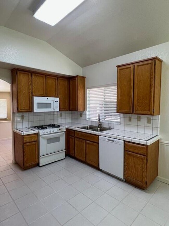 Building Photo - BEAUTIFUL HOME WITH POOL IN ROSEVILLE!